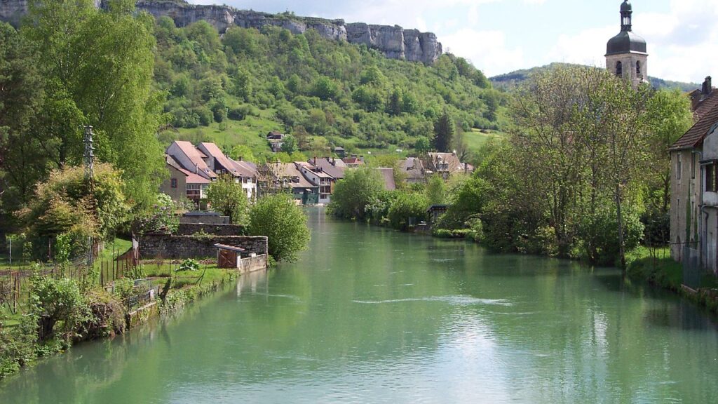 Wohnmobil Reise französischer Jura Dorf an der Loue