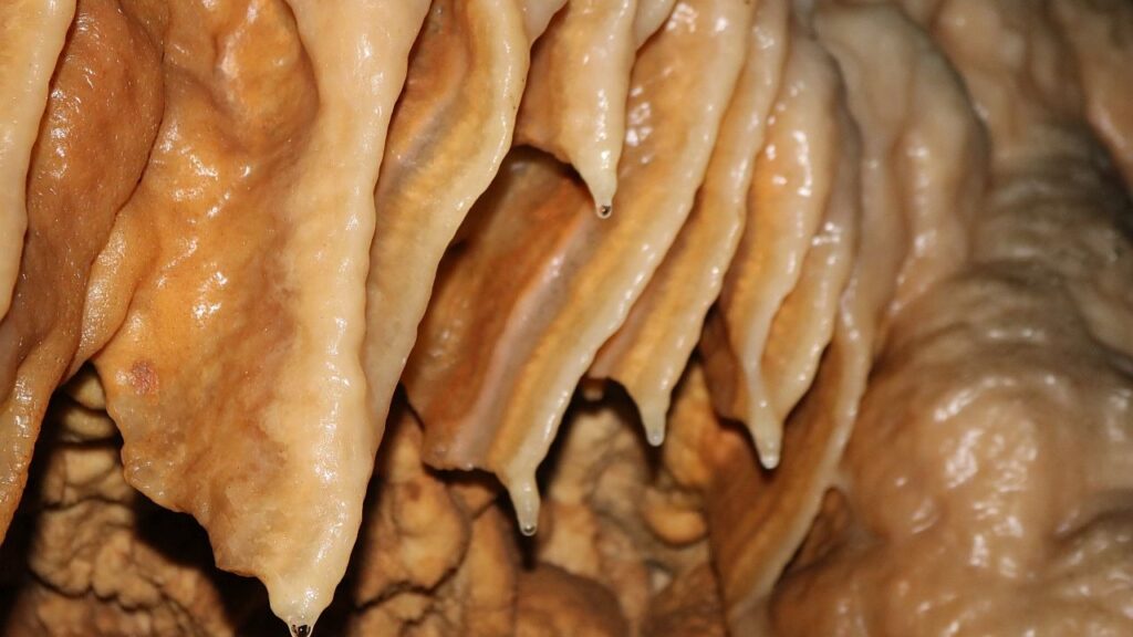 Wohnmobil Reise französischer Jura Höhle Sinterfahnen