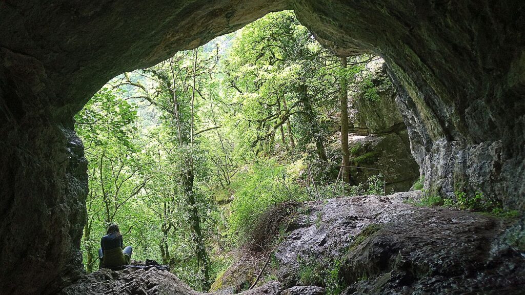 Wohnmobil Reise französischer Jura Höhlenausgang
