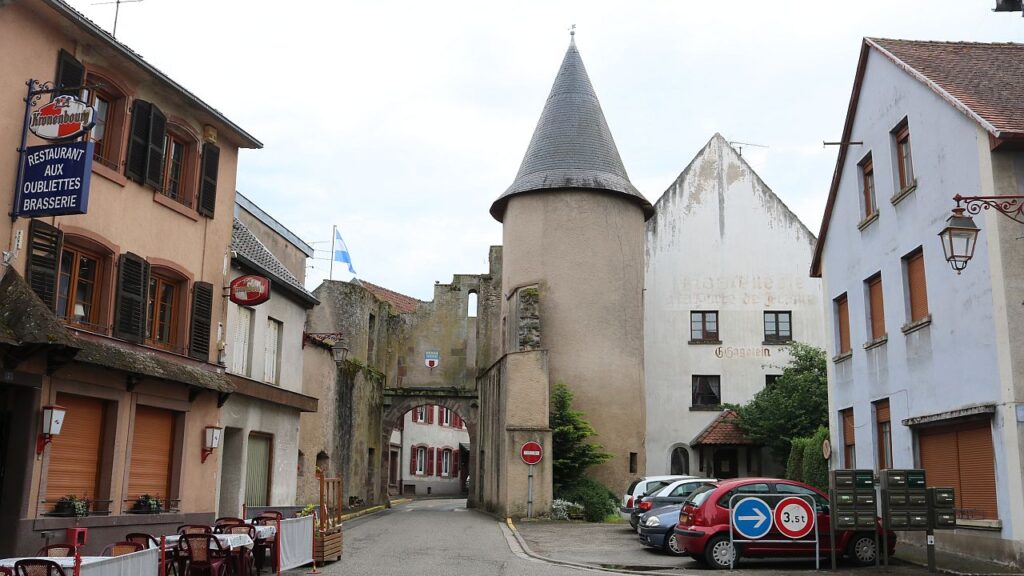 Wohnmobil Reise französischer Jura Restaurant Turm
